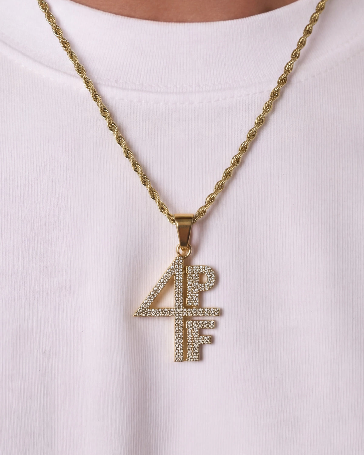 4Pf chain gold on model image