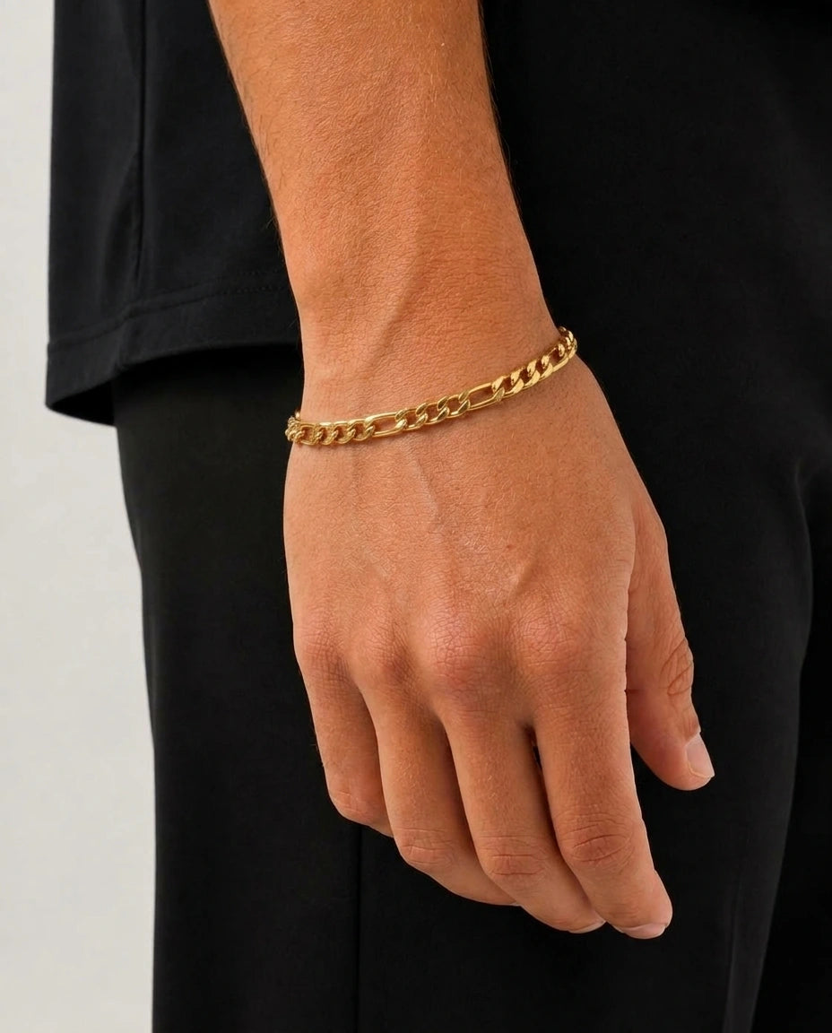 Figaro bracelet 4mm gold on model image