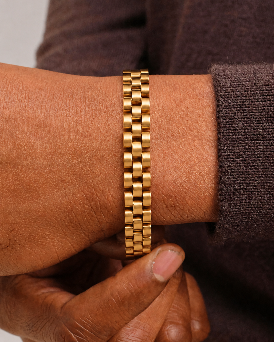 Schakel Link bracelet gold on model close up image