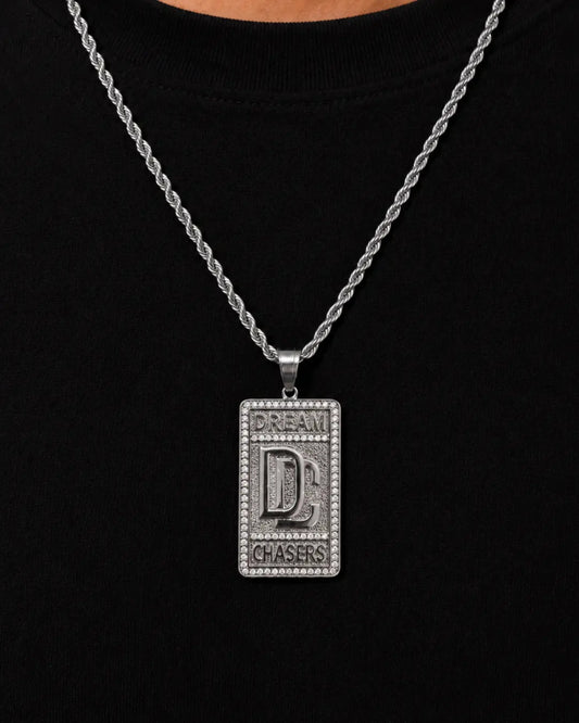 Dream chaser chain silver on model close up